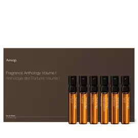 Sei piccole boccette di profumo racchiuse in una scatola di cellulosa con una custodia decorativa.