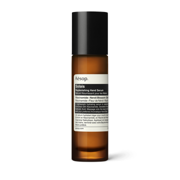 Solais Replenishing Hand Serum in un flacone di vetro.