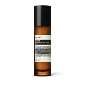 Solais Replenishing Hand Serum in un flacone di vetro.