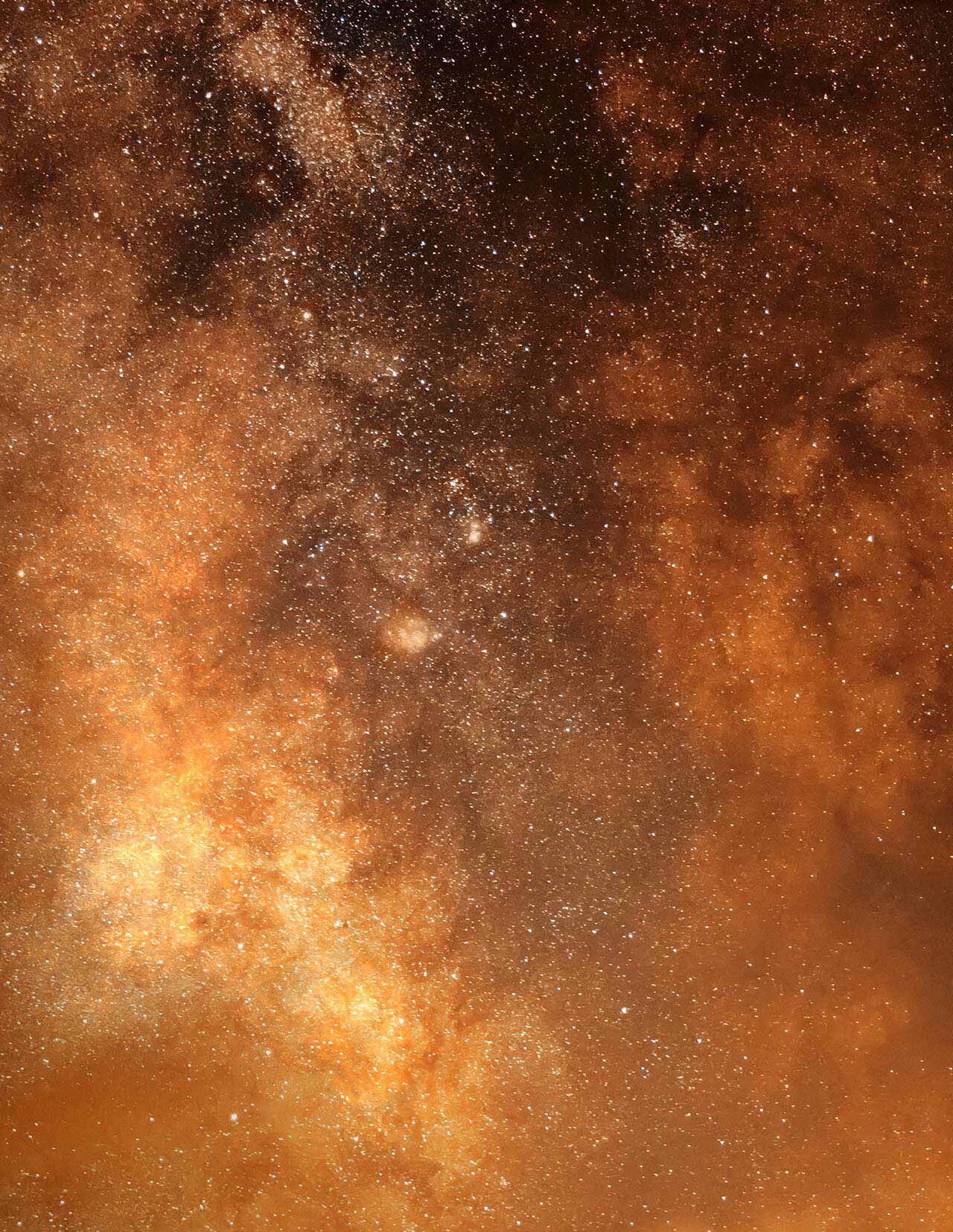 Luce ambrata e dorata, simile a nubi, con dense particelle screziate, che compongono una trama celeste sulle zone piu scure di arancione bruciato.