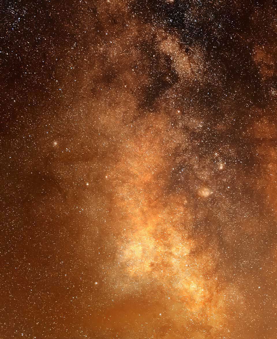 Denso campo stellato dai caldi toni ambrati e dorati nel cielo notturno.